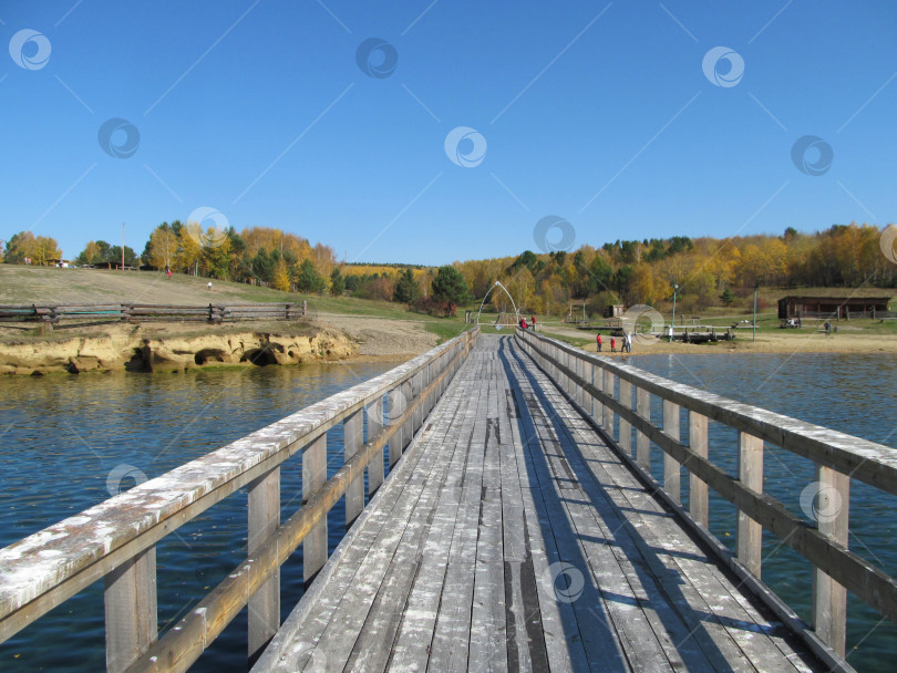 Скачать деревянный мост через реку, за городом, место отдыха фотосток Ozero