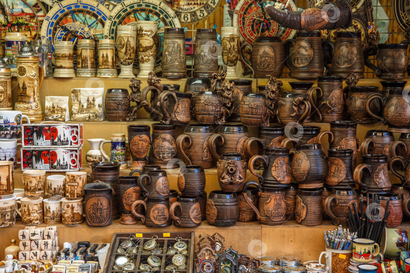 Скачать Различные сувенирные керамические изделия на прилавке рынка в Праге фотосток Ozero