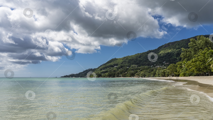 Скачать Волна бирюзового океана накатывает на берег и растекается по пляжу. Сейшельские острова. Маэ. фотосток Ozero