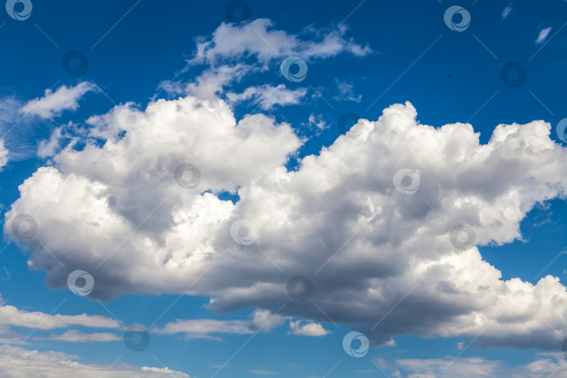 Скачать белые облака в голубом небе. фон фотосток Ozero