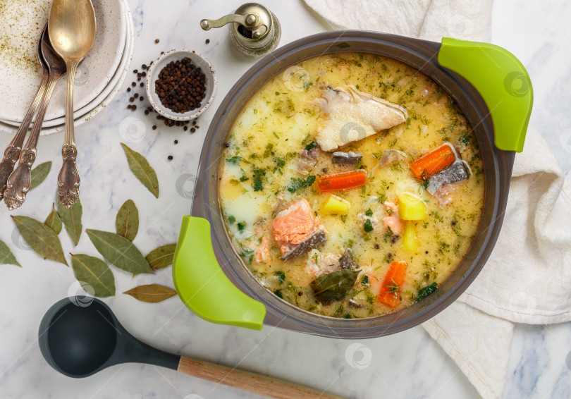 Скачать Сливочный рыбный суп с лососем, картофелем, луком, морковью, петрушкой фотосток Ozero