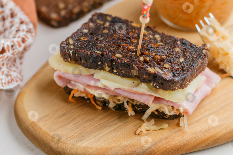 Скачать Пряный Рубенс. Вкусный домашний бутерброд из ржаного хлеба, фотосток Ozero