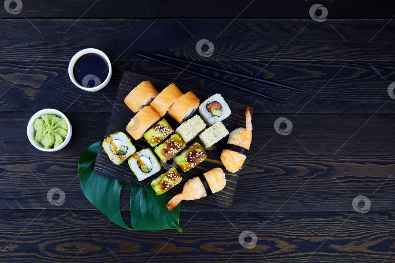 Скачать Разнообразные японские суши. Суши-ролл с лососем, угрем, авокадо. фотосток Ozero