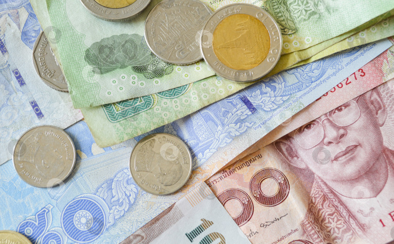 Скачать Банкноты и монеты тайской валюты. фотосток Ozero