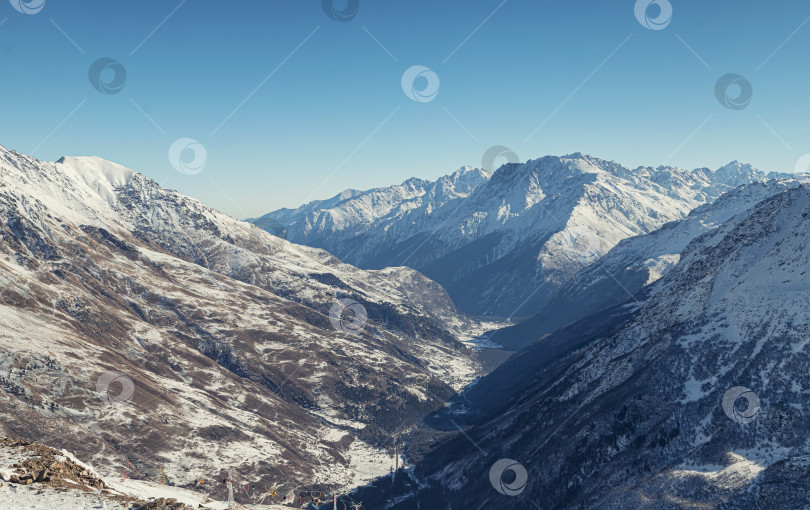 Скачать Вид на горные заснеженные вершины фотосток Ozero