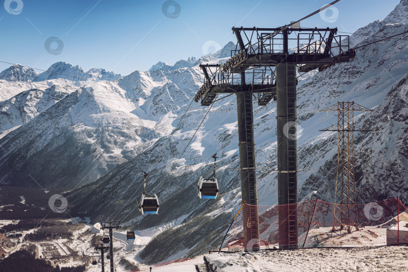 Скачать Канатная дорога на горнолыжном курорте с компактными кабинами фотосток Ozero