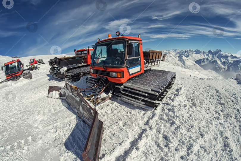 Скачать Снегоход стоит в высокогорье под ослепительным солнечным светом фотосток Ozero