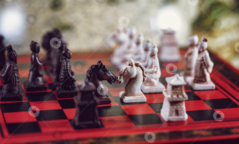 Скачать Противодействие шахматных вигуров на шахматной доске фотосток Ozero