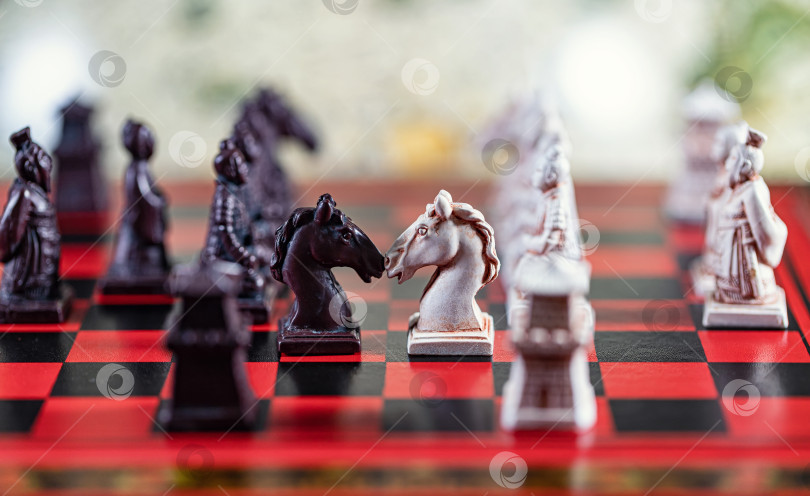 Скачать Противодействие шахматных вигуров на шахматной доске фотосток Ozero