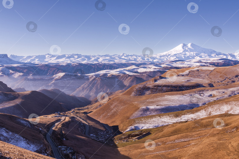 Скачать Вид на Эльбрус с плато Бермамыт фотосток Ozero