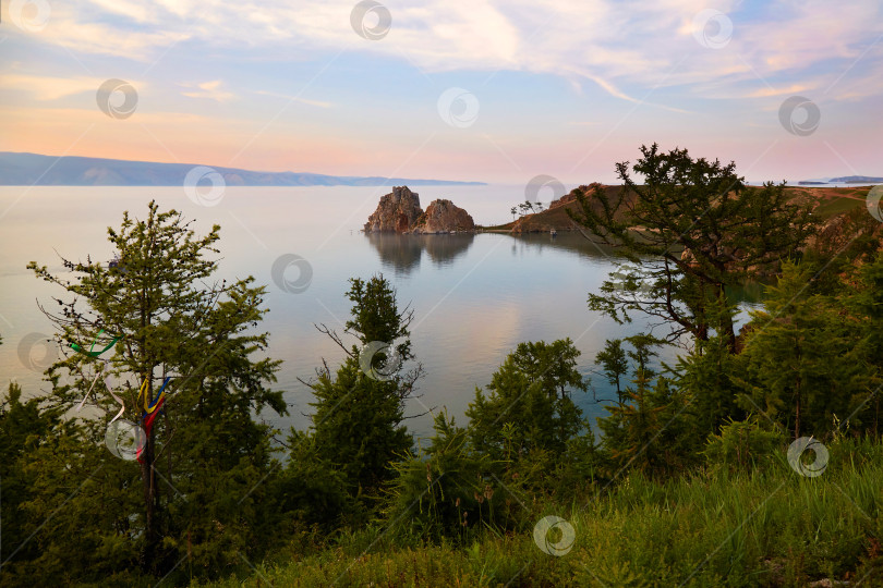 Скачать Озеро Байкал летним вечером. Прекрасный пейзаж острова Ольхон. фотосток Ozero