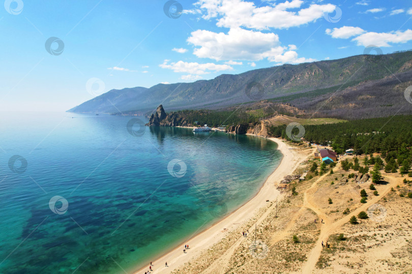 Скачать Озеро Байкал, Песчаная бухта в солнечный летний день. фотосток Ozero
