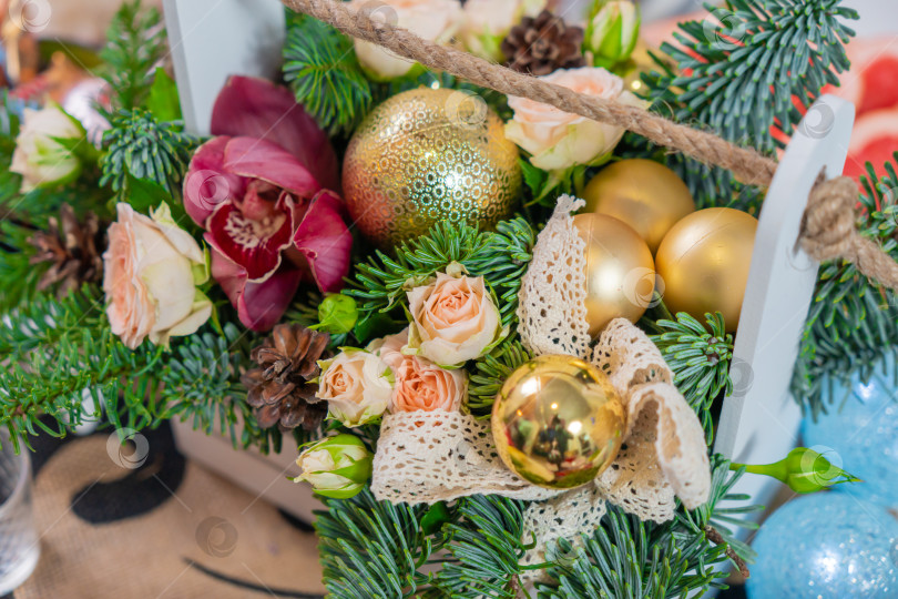 Скачать Рождественское украшение с орнаментами и цветами, крупным планом. Новогодняя  елка с игрушками и гирляндами на ветвях рождественской елки фотосток Ozero