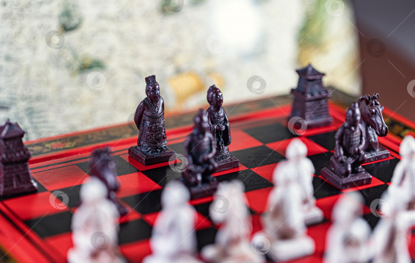 Скачать Шахматные фигуры расставлены на доске на фоне земного шара фотосток Ozero