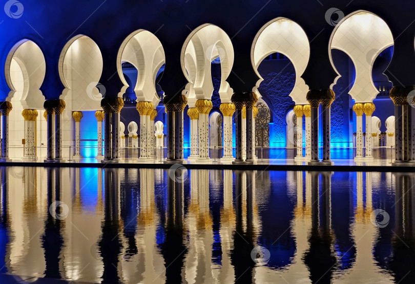 Скачать Детали интерьера мечети при ночном освещении. фотосток Ozero