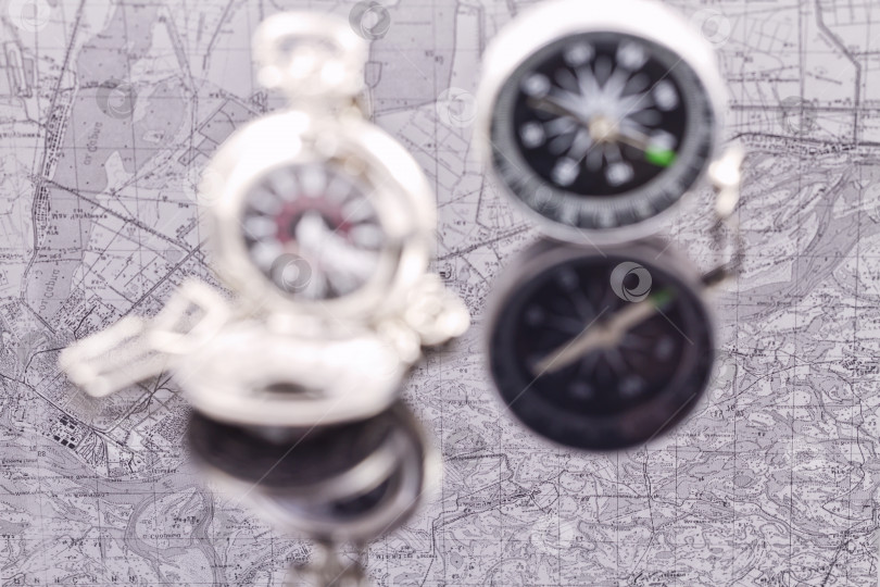 Скачать компас и серебряные карманные часы на фоне карты отражения фотосток Ozero