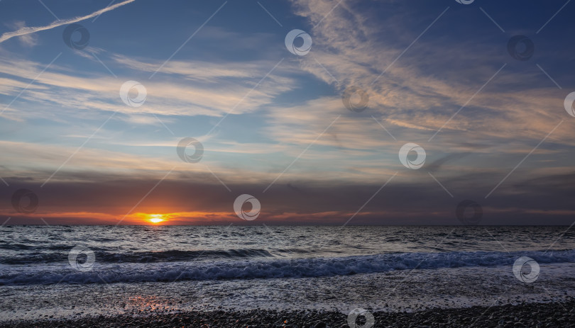 Скачать Вечерние сумерки на берегу моря. Перистые облака на голубом небе, Черное море. фотосток Ozero