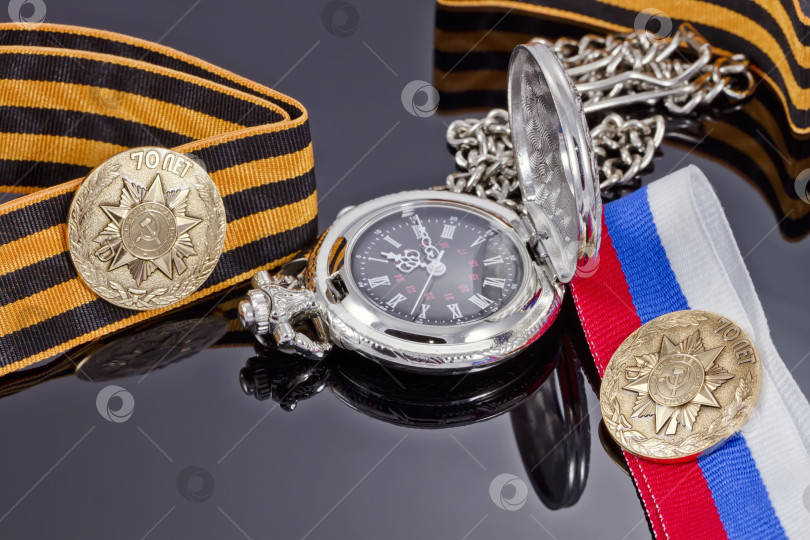 Скачать Значок, отчеканенный на монетном дворе Санкт-Петербурга ко дню Победы, и карманные часы фотосток Ozero
