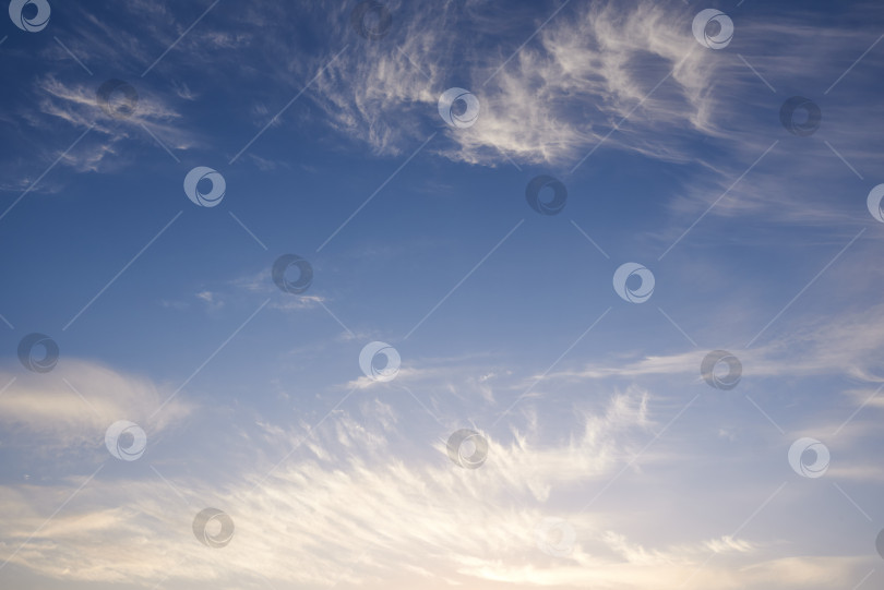 Скачать Ярко-голубое небо с белыми облаками фотосток Ozero