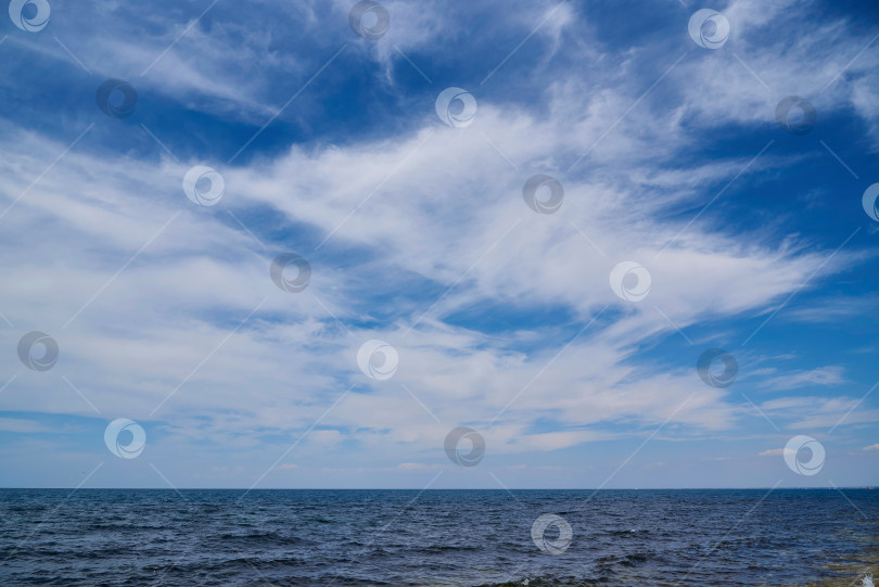 Скачать Голубое небо над морем фотосток Ozero