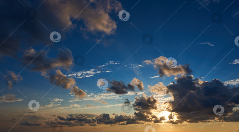 Скачать Темное небо с солнечными Лучами фотосток Ozero