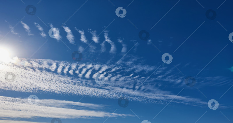 Скачать Ярко-голубое небо с белыми облаками фотосток Ozero