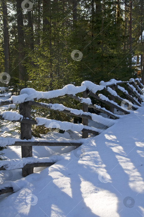 Скачать Фрагмент заснеженного забора. фотосток Ozero