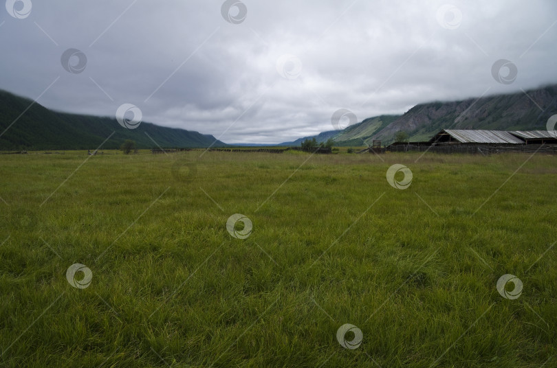 Скачать Маленькая деревушка в горах. фотосток Ozero