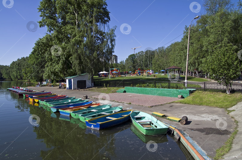 Скачать Прокат лодок на городском пруду. фотосток Ozero