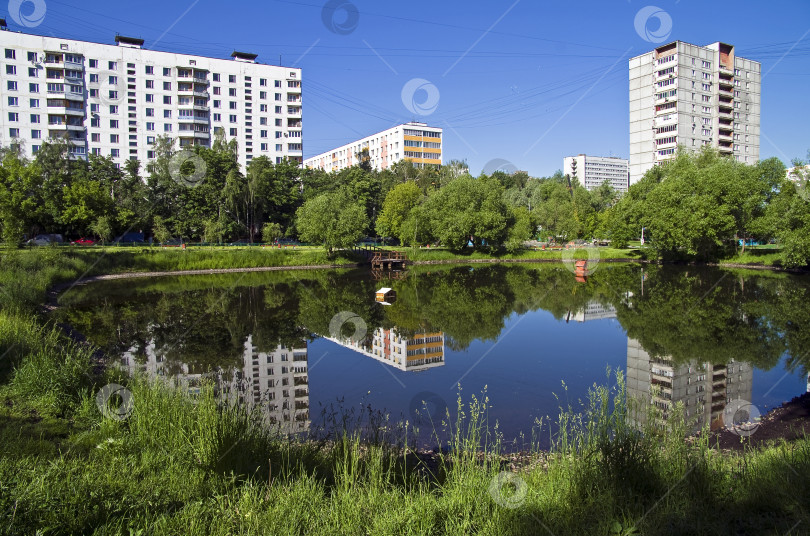 Скачать Небольшой пруд в городе. фотосток Ozero