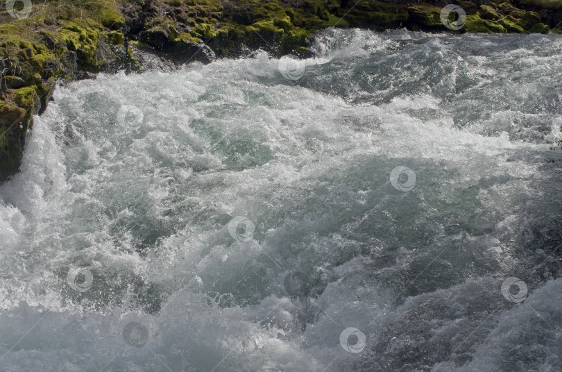 Скачать Бурная вода на речных порогах. фотосток Ozero