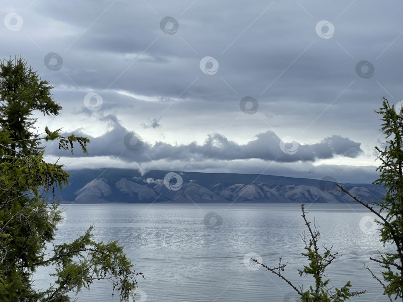 Скачать Тяжелые серые тучи над озером Байкал, остров Ольхон, Россия фотосток Ozero