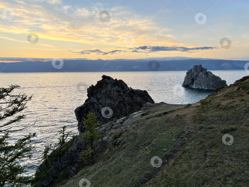 Скачать Скала Шаманка на острове Ольхон на закате, озеро Байкал, Россия фотосток Ozero