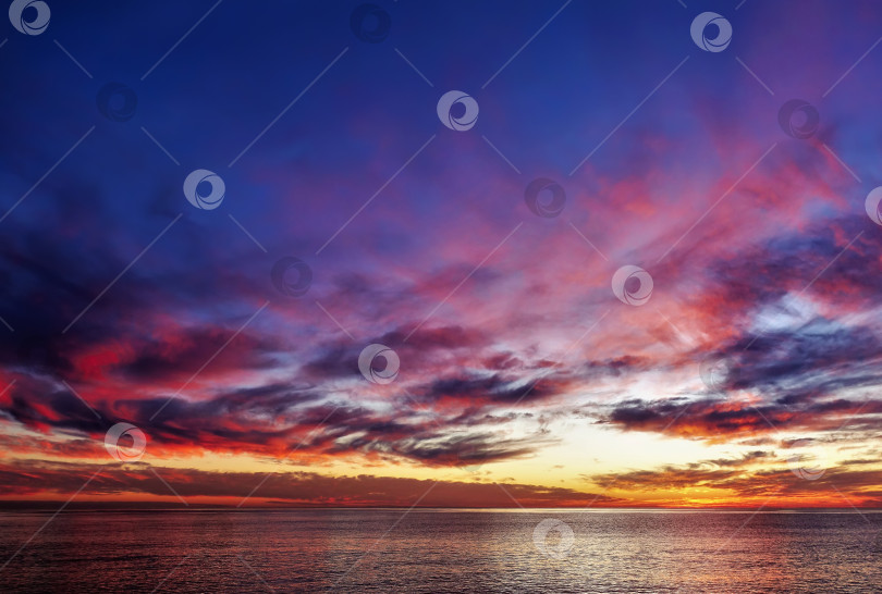 Скачать Яркие краски заката над морем. Черное море фотосток Ozero