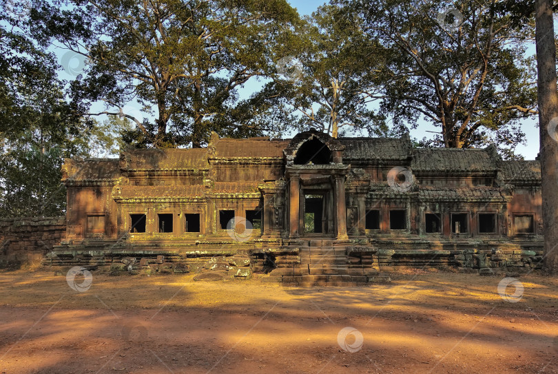 Скачать Древний каменный дворец в Ангкоре. Здание обветшало и выветрилось. фотосток Ozero