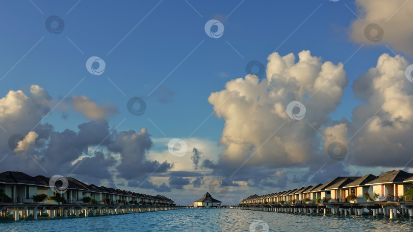 Скачать Два ряда вилл на воде над бирюзовой гладью Индийского океана.  Мальдивы. фотосток Ozero