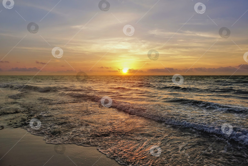Скачать Рассвет на Карибском побережье. Восходящее солнце окрашивает голубое небо и облака в золотистые тона. фотосток Ozero