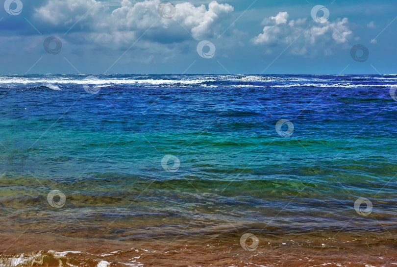 Скачать Палитра красок Индийского океана. Аквамариновая, бирюзовая, голубая вода и белая пена волн. фотосток Ozero