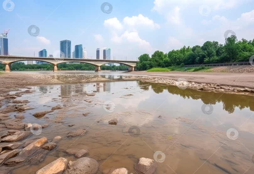 Скачать Понижение уровня воды в реке жарким летним видом фотосток Ozero