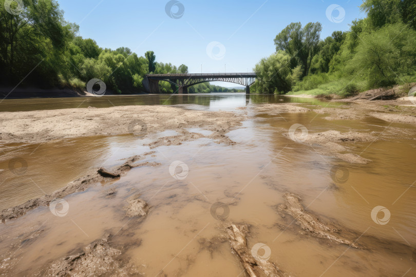 Скачать Понижение уровня воды в реке жарким летним видом фотосток Ozero