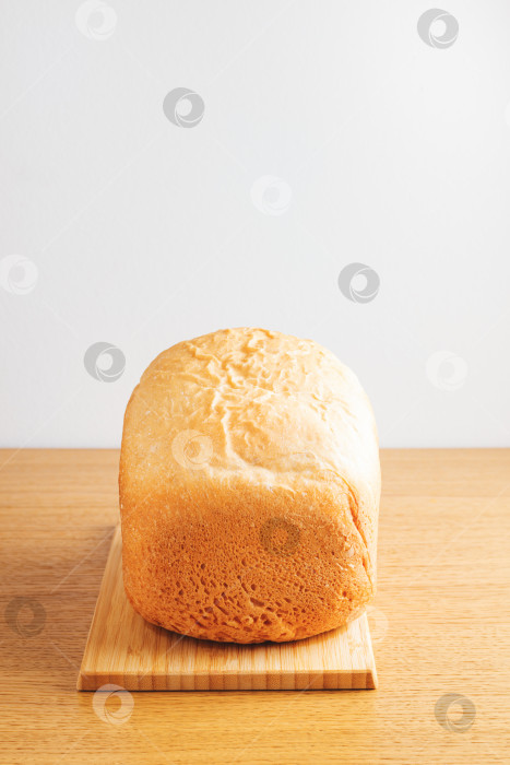 Скачать Домашний белый хлеб на деревянном столе. фотосток Ozero