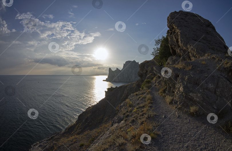 Скачать Прибрежные скалы, освещенные вечерним солнцем. фотосток Ozero