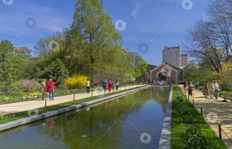 Скачать Люди в ботаническом саду. фотосток Ozero