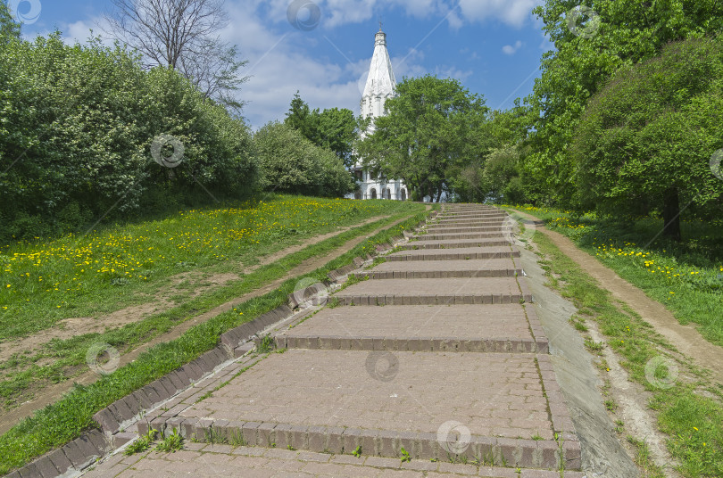 Скачать Тропинка к белокаменной православной церкви на склоне холма. фотосток Ozero