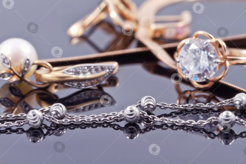 Скачать Серебряное кольцо с драгоценными камнями и тонкой серебряной цепочкой фотосток Ozero