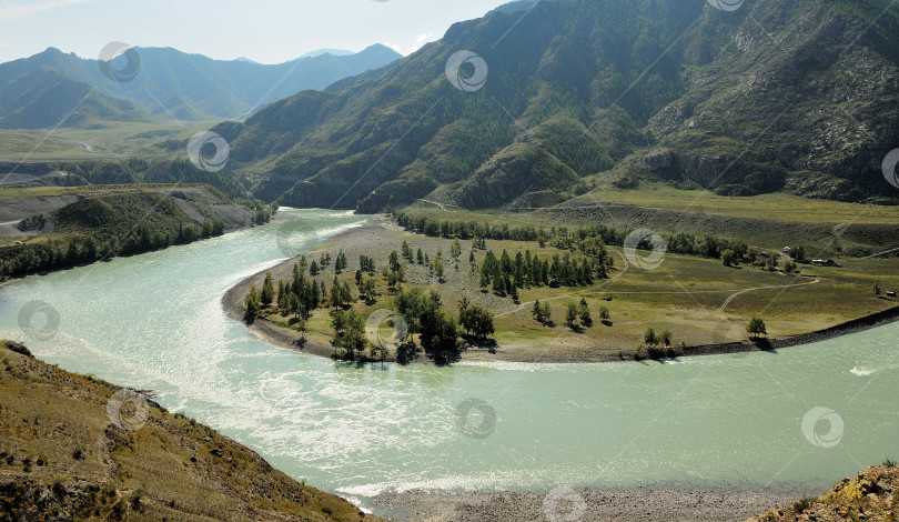 Скачать Крутой изгиб широкой бирюзовой реки, протекающей по живописной долине в горах. фотосток Ozero
