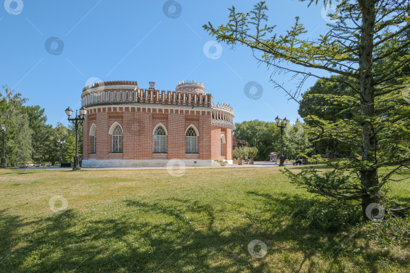 Скачать Отреставрированное здание на главной площади парка Царицыно фотосток Ozero