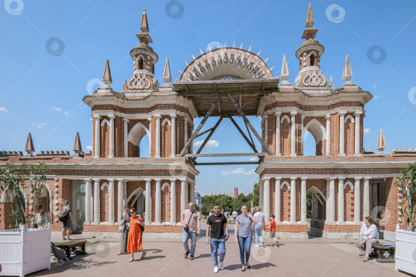 Скачать Центральный вход в парк Царицыно. Гуляющие люди. фотосток Ozero