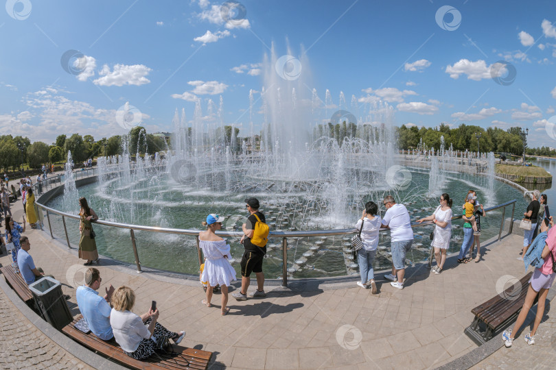 Скачать Фонтан в парке Царицыно. Гуляющие люди. Солнечный день. фотосток Ozero