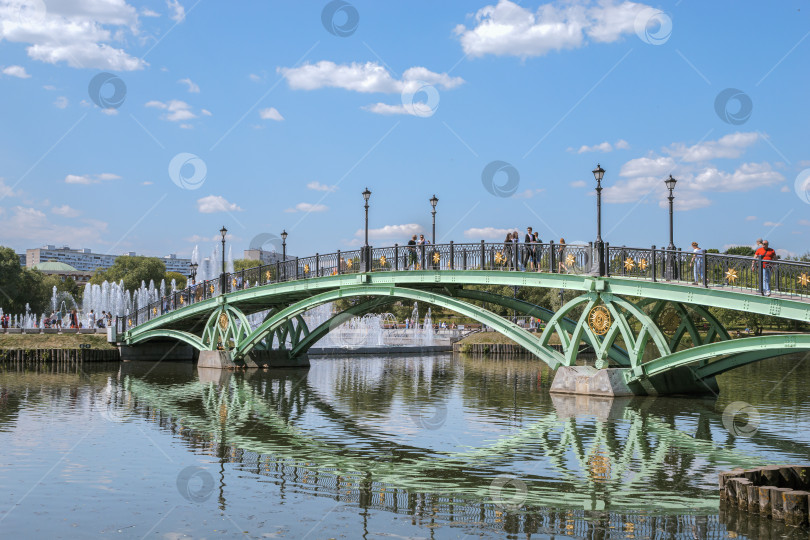 Скачать Красивый восточный мост в парке Царицыно. Солнечный летний день. Гуляющие люди. фотосток Ozero